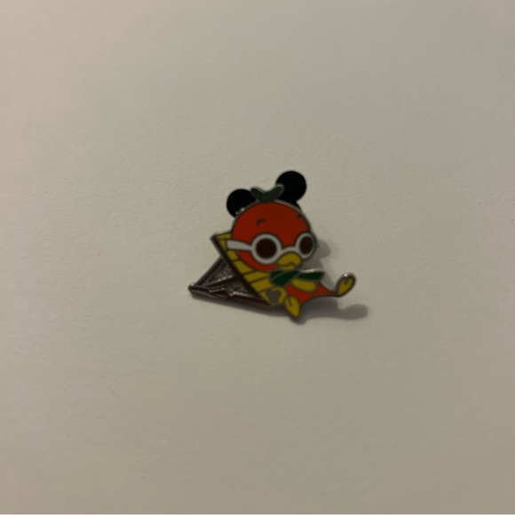 Disney Hidden Mickey Orange Bird Sunbathing - Picture 1 of 3